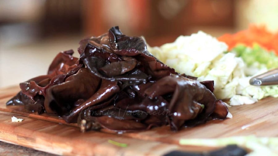 Mộc nhĩ (nấm tai mèo) chứa nhiều sắt, có lợi cho người bị thiếu máu do thiếu sắt.