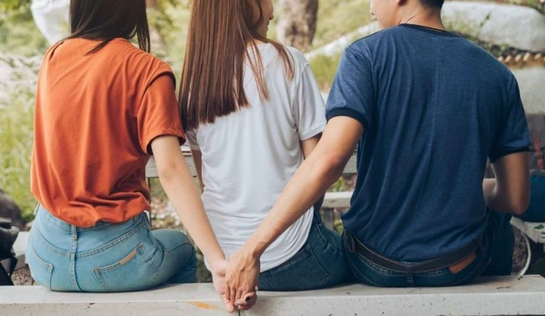 Gửi kẻ thứ 3: Chỉ những loại đàn bà ngu ngốc mới xem đàn ông có vợ là cực phẩm