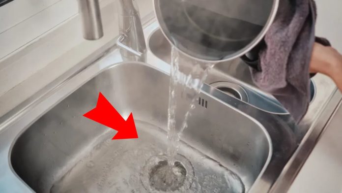 vi-sao-khong-nen-do-nuoc-nong-vao-bon-rua-bat-235309