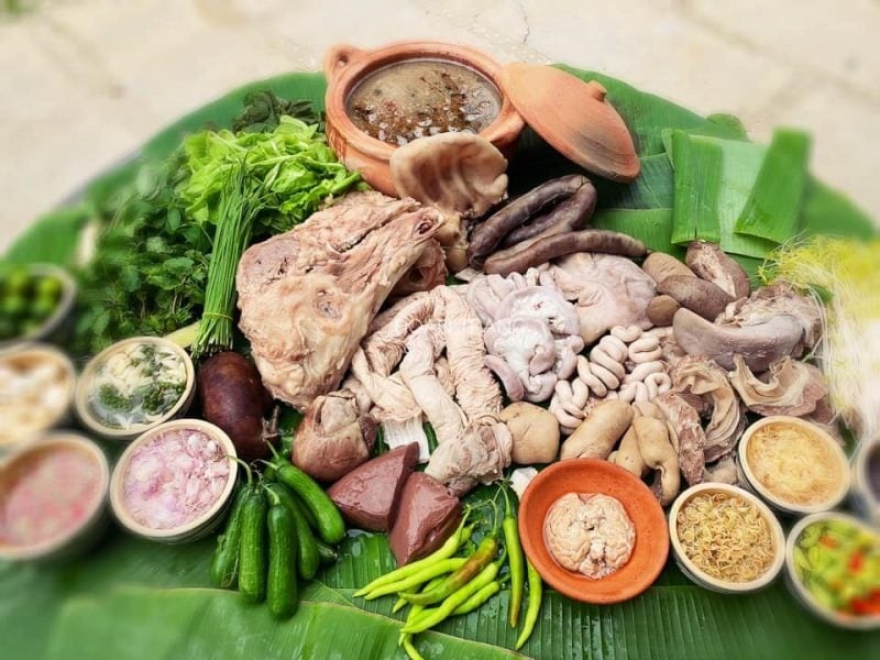 Phụ nữ mang thai cũng cần thận trọng, vì tiêu thụ quá 10.000 IU vitamin A/ngày, đặc biệt từ gan, có thể làm tăng nguy cơ dị tật bẩm sinh so với mức 5.000 IU hoặc thấp hơn.