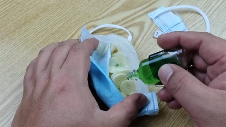 Công dụng của một chiếc túi tỏi và dầu gió nhỏ xinh chính là để đuổi muỗi.