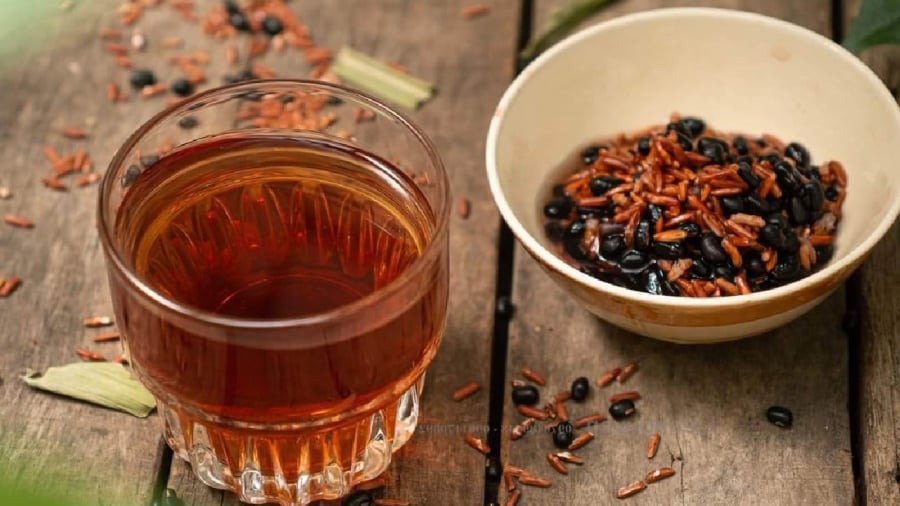 Gạo lứt kết hợp với đậu đen mang lại nhiều lợi ích cho sức khoẻ, trong đó có việc hỗ trợ giảm cân.