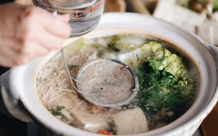 Bọt nổi trên nồi lẩu, thịt luộc là chất bẩn hay chất bổ? Chuyên gia: Ăn được hay không chỉ nhìn 1 điểm- Ảnh 1.