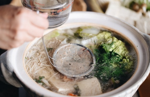 Bọt nổi trên nồi lẩu, thịt luộc là chất bẩn hay chất bổ? Chuyên gia: Ăn được hay không chỉ nhìn 1 điểm - Ảnh 1.