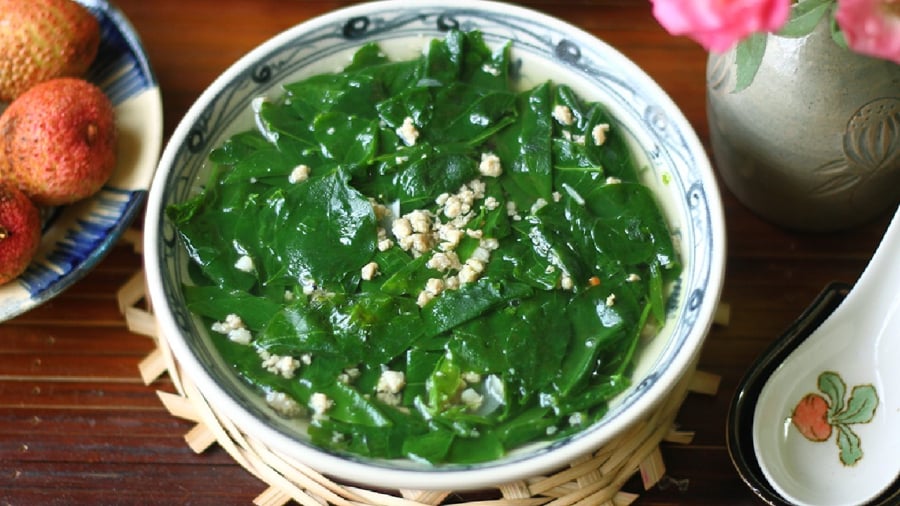 Rau ngót chứa nhiḕu chất dinh dưỡng, ᵭặc biệt ʟà giàu sắt.