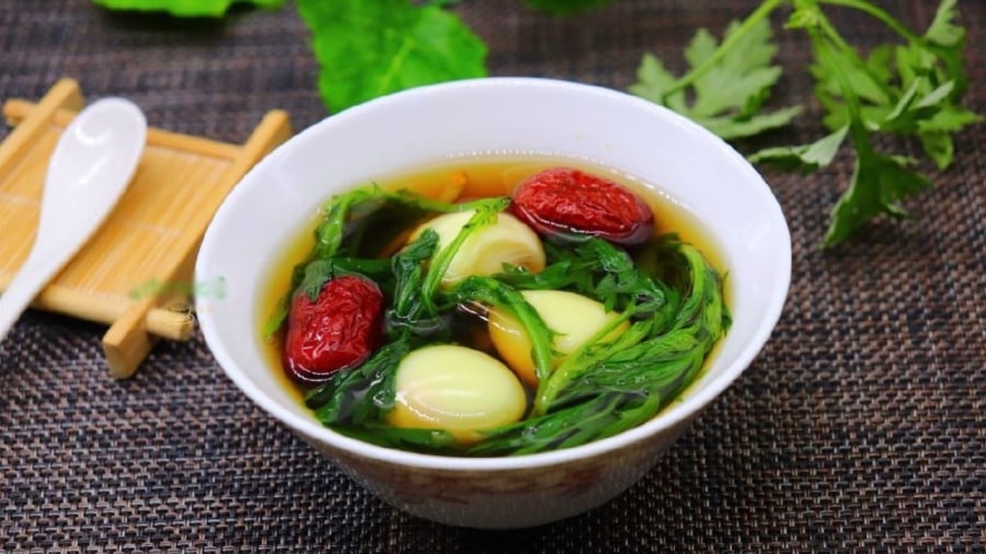 Cách nấu trứng luộc ngải cứu rất đơn giản.