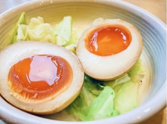 Trứng lòng đào – hay trứng chưa chín kỹ – đang là món “gây sốt” trong nhiều món ăn như mì trộn, cơm trộn, bún nước… 