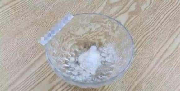 Cuối cùng, thêm một ít nước để pha loãng dung dịch, khuấy đều để các thành phần hòa quyện hoàn toàn.