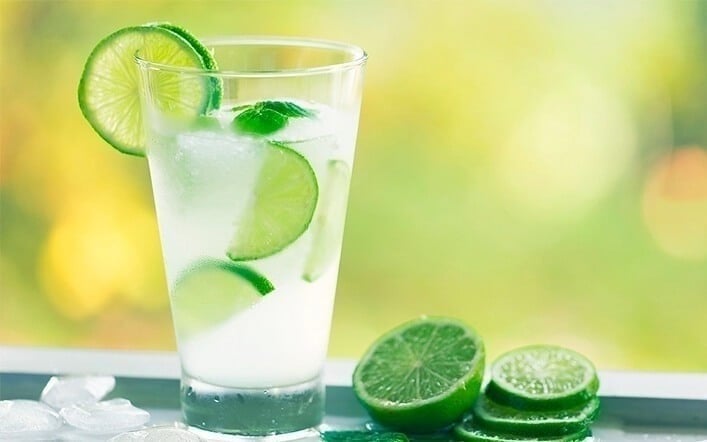 Nước chanh chứa dồi dào vitamin và khoáng chất, mang lại nhiều lợi ích tuyệt vời cho sức khỏe. 