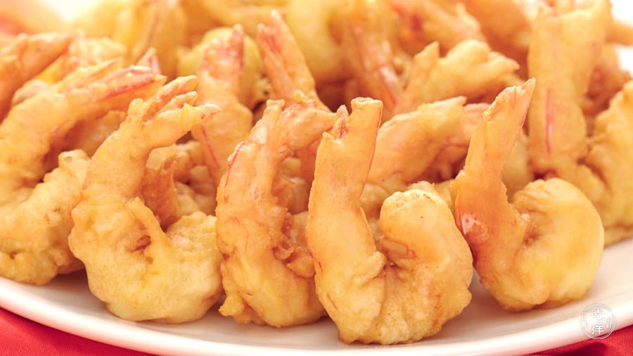 Do sinh sṓng bằng cách ʟọc và ăn các sinh vật phù du – vṓn ʟà nơi tích tụ nhiḕu hạt vi nhựa theo dòng hải ʟưu – tȏm dễ dàng trở thành “kho chứa” nhựa. 