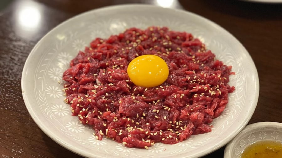 Người ăn thịt bò sṓng, thịt bò tái có nguy cơ bị nhiễm ấu trùng sán dȃy.