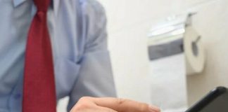 Dùng điện thoại khi đi vệ sinh gây hại sức khỏe: Những lý do khiến bạn muốn từ bỏ thói quen ngay lập tức