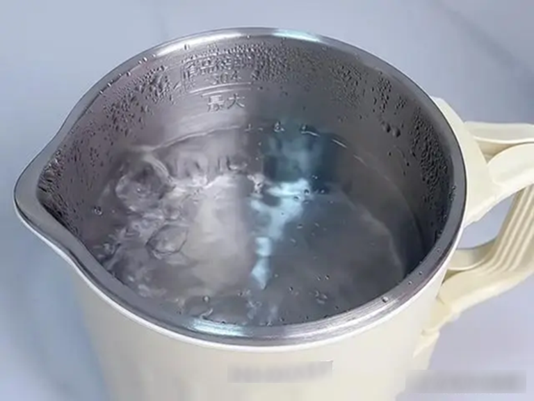 Một người ᵭun nước, cả nhà mắc ᴜng thư? 3 thói quen ᵭun nước