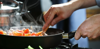 Dùng chảo sai cách, người phụ nữ mắc UT gan vì cơ thể chứa đầy “hóa chất vĩnh cửu”