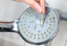 Vòi sen dùng lâu tích cặn bẩn, nước chảy yếu: Ngâm vào thứ nước này, chất bẩn tự bong, loại sạch vi khuẩn