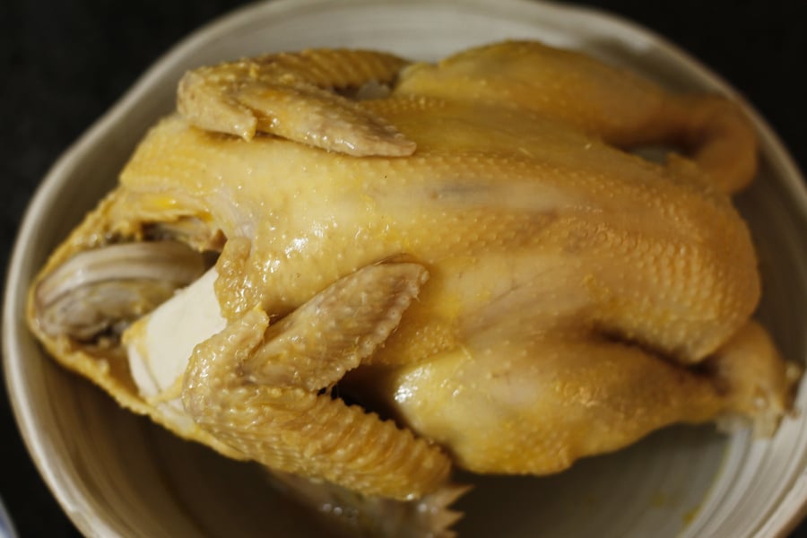 Luộc gà da nứt - đỏ xương chỉ vì 1 lỗi này: Đầu bếp mách cách luộc chín vàng ngọt thịt