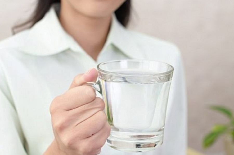 Uống không đủ nước có thể làm bạn đau đâu và nguy cơ bị sỏi thận... (Ảnh minh họa)