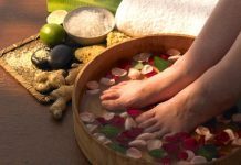 Ngâm chân nước nóng có rất nhiều lợi ích nhưng 5 nhóm người này tốt nhất đừng làm