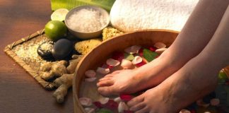 Ngâm chân nước nóng có rất nhiều lợi ích nhưng 5 nhóm người này tốt nhất đừng làm