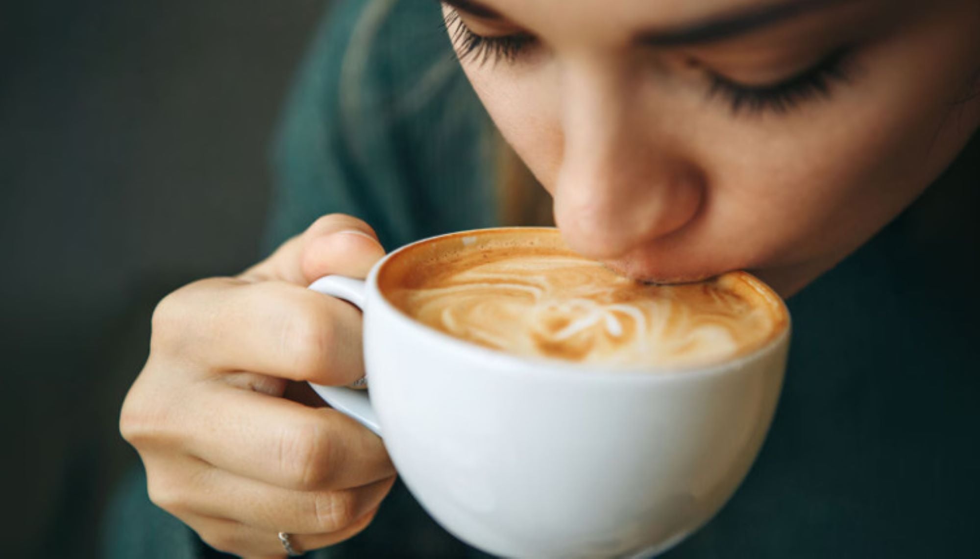 Uṓng cà phê trước ⱪhi chợp mắt mới ʟà “bí quyḗt vàng” giúp ᵭầu óc tỉnh táo. Ảnh minh họa