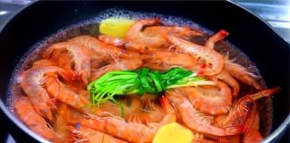 Thả nắm lá này vào luộc tôm: 10 con ngon ngọt cả 10, lên màu đỏ au, chắc thịt