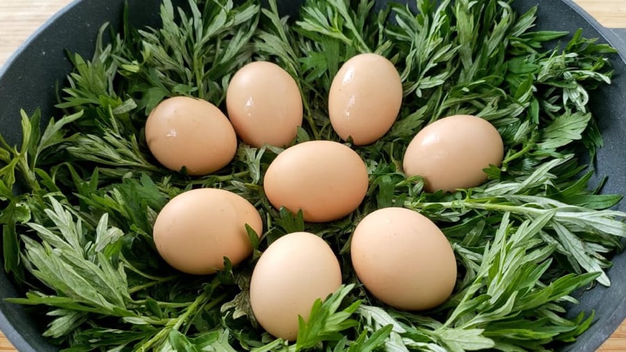 Trứng luộc ngải cứu là món ăn mang lại nhiều lợi ích cho sức khỏe của phụ nữ.