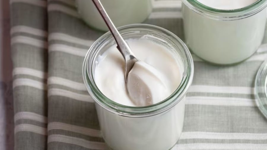 Bạn có thể ăn sữa chua kèm bữa ăn hoặc trước bữa ăn 30 phút để cơ thể nhận được nhiều lợi ích nhất.