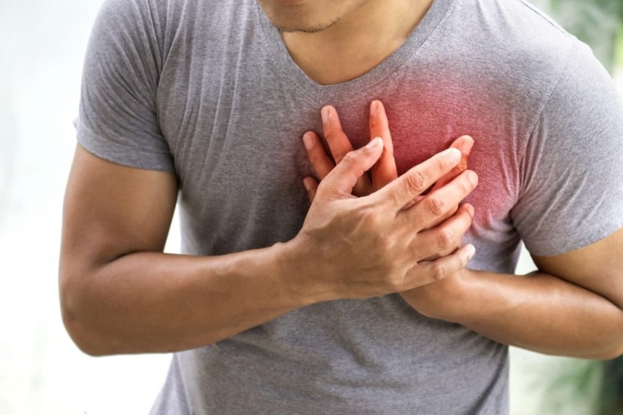 Khi bạn cảm thấy đau tức ngực, rất có thể phổi của bạn đã bị tế bào ung thư tấn công, gây tổn thương và làm giảm khả năng trao đổi khí. 