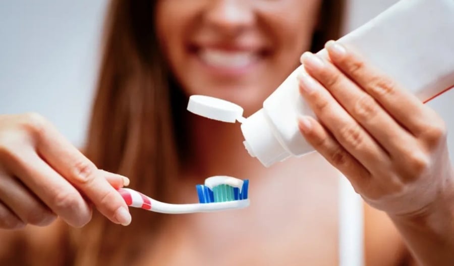 Nhiều người có thói quen đánh răng ngay sau bữa sáng để làm sạch miệng, nhưng theo TS Ravanbakhsh, điều này có thể làm hỏng men răng, đặc biệt nếu bạn vừa ăn thực phẩm có tính axit như nước cam hay bánh mì nướng. 