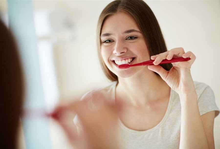Nhiều người có thói quen súc miệng ngay sau khi đánh răng để loại bỏ hoàn toàn kem đánh răng.