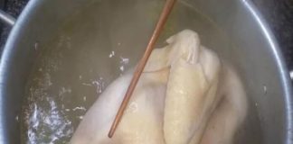 Luộc thịt gà nên luộc nước lạnh hay nước sôi? Đây là câu trả lời chính xác nhất