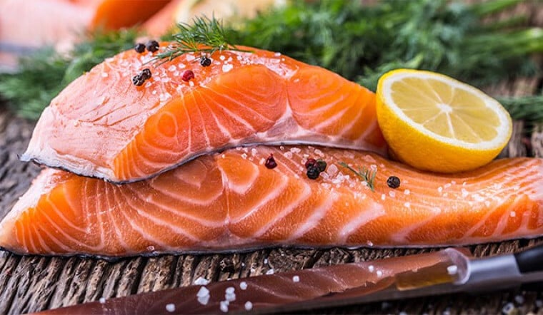 Cá hồi là nguồn cung cấp omega-3 dồi dào, có tác dụng giảm viêm, hỗ trợ da giữ ẩm và hạn chế tình trạng mụn.