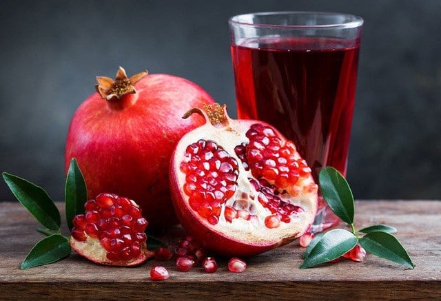 Lựu giàu chất chống oxy hóa, đặc biệt là polyphenol, giúp bảo vệ tế bào da khỏi tác động của lão hóa sớm. Đồng thời, lựu cũng chứa chất xơ hỗ trợ đường ruột hoạt động đều đặn. 