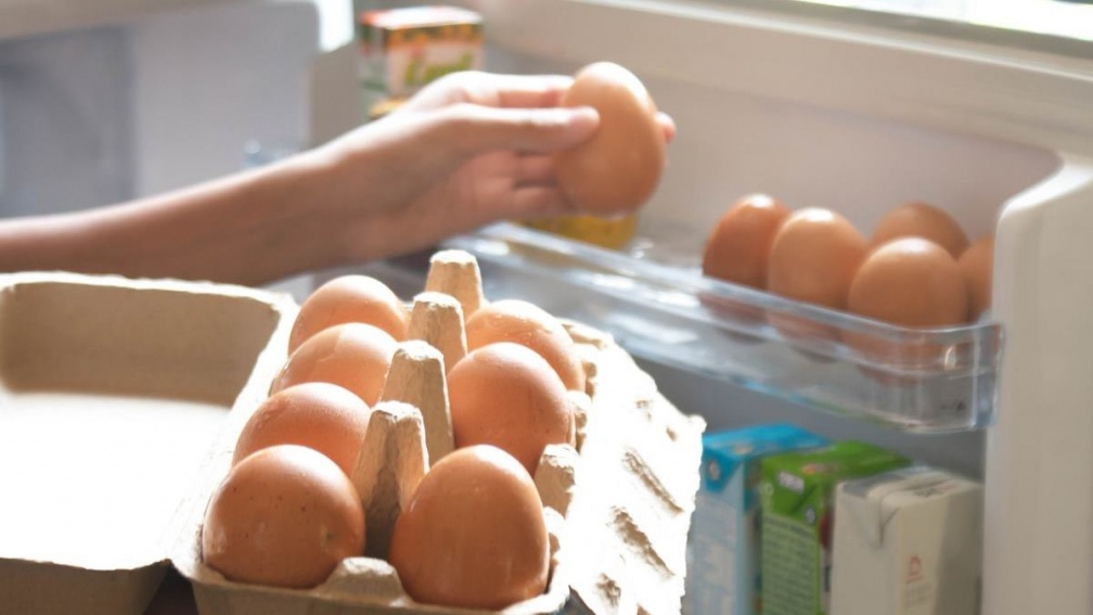 Để trứng trong hay ngoài tủ lạnh tốt hơn? Câu trả lời không đơn giản như nhiều người nghĩ- Ảnh 1.