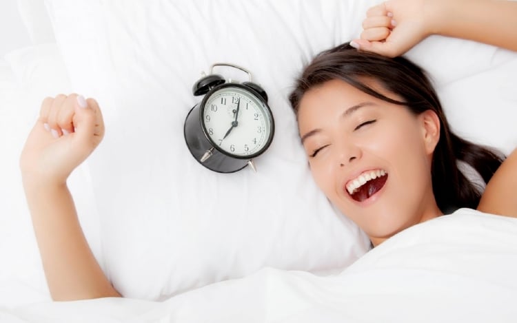 Ngủ đủ giấc không chỉ giúp các cơ quan có đủ thời gian để phục hồi và nghỉ ngơi, mà còn giúp chúng ta tràn đầy năng lượng và tươi mới hơn, giúp chúng ta sảng khoái và rạng rỡ vào ngày hôm sau. (Ảnh minh họa)