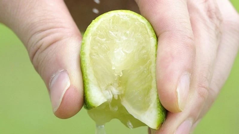 Nước chanh muối ấm là thức uống đơn giản được nhiều người rất yêu thích
