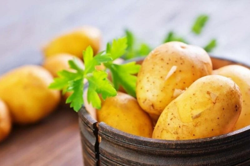 Khoai tây không chỉ là nguồn cung cấp năng lượng mà còn chứa các hợp chất thực vật có khả năng hỗ trợ cân bằng hormone. 