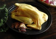 Luộc gà nứt da, thịt vẫn đỏ: Làm cách này thịt mềm ngọt chín đều từ trong ra