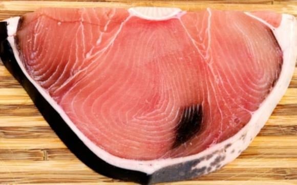 Bác sĩ Tạ Bỉnh Hiền, bác sĩ phẫu thuật thần kinh tại Bệnh viện trực thuộc Đại học Dương Minh Giao Thông (Đài Loan, Trung Quốc), khuyến cáo người dân nên hạn chế tiêu thụ các loài cá ăn thịt lớn sống ở biển sâu như cá ngừ, cá mập hay cá kiếm. 