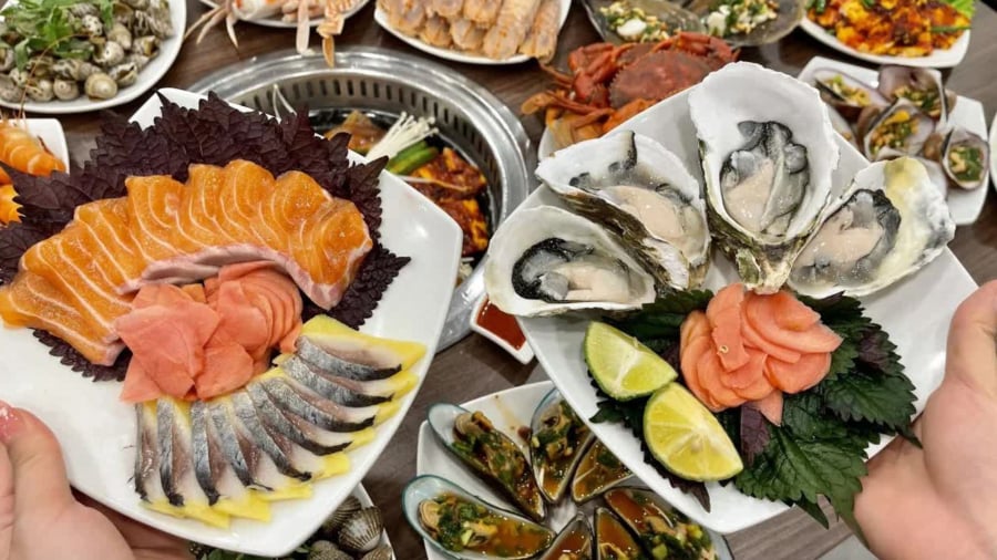 Bạn nên hạn chế ăn hải sản và uống rượu bia cùng lúc để tránh làm tăng nguy cơ gặp các cơn đau gout cấp tính.