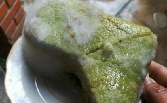 Theo cảnh báo của PGS.TS Nguyễn Duy Thịnh (Viện Công nghệ Thực phẩm, Đại học Bách khoa Hà Nội), bánh chưng mốc có thể chứa độc tố gây ngộ độc, rối loạn tiêu hóa, thậm chí ảnh hưởng đến gan.