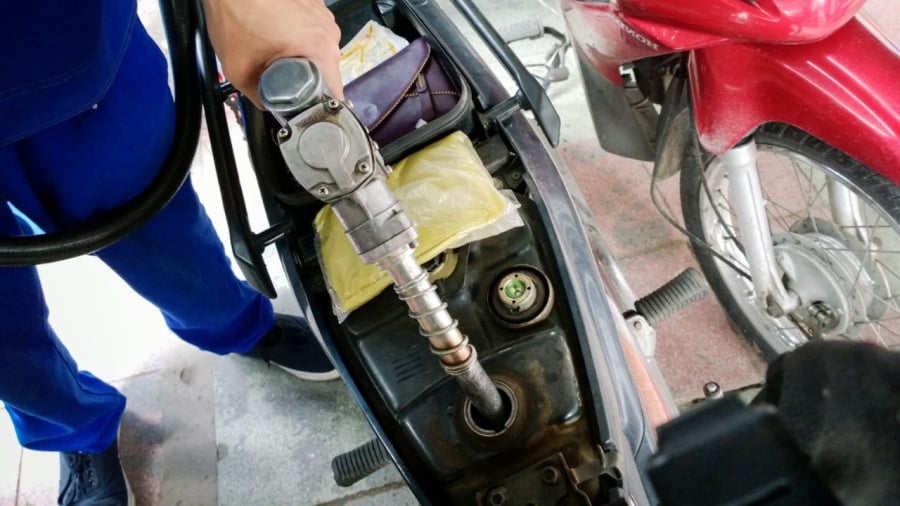 Bạn nên hạn chế để xăng chạm đến vạch đỏ rồi mới đổ thêm nhiên liệu.