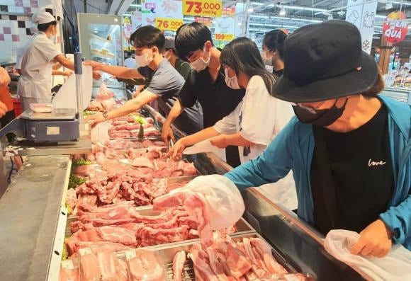 Khi dùng tay ấn nhẹ vào miếng thịt, thịt lợn nuôi truyền thống thường có độ đàn hồi tốt, thớ thịt săn chắc và có cảm giác hơi dính tay.