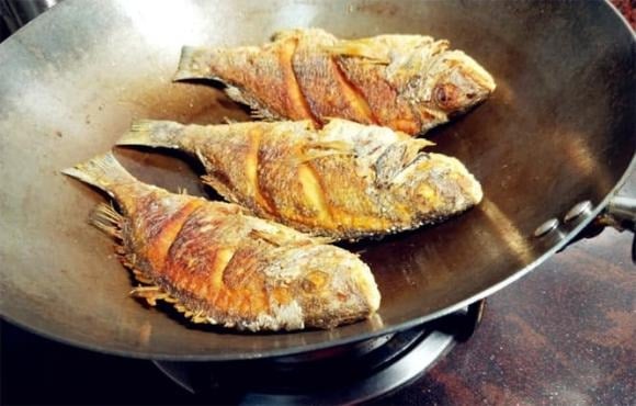 Làm nóng chảo khoảng 10 giây rồi hạ lửa nhỏ, cho cá vào và lắc nhẹ chảo. Cách này giúp cá không bị vỡ và giữ được nguyên miếng khi trở.