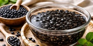 Vì sao nên ngâm hạt đậu đen trước khi nấu? Nhiều người uống nước đậu đen mỗi ngày vẫn mắc những sai lầm này