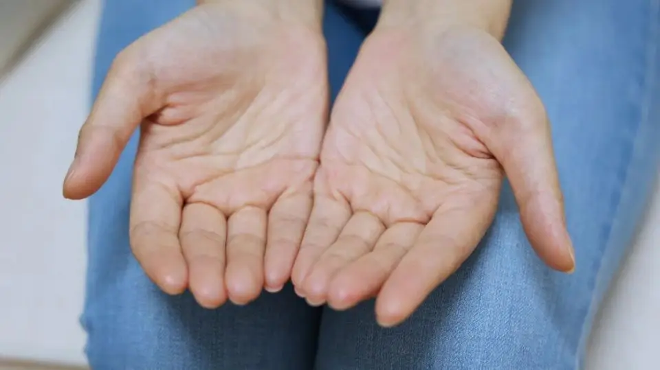 Dấu hiệu bệnh thận: 5 Vị trí ra mṑ hȏi cảnh báo sức khỏe nam giới - Ảnh 1.