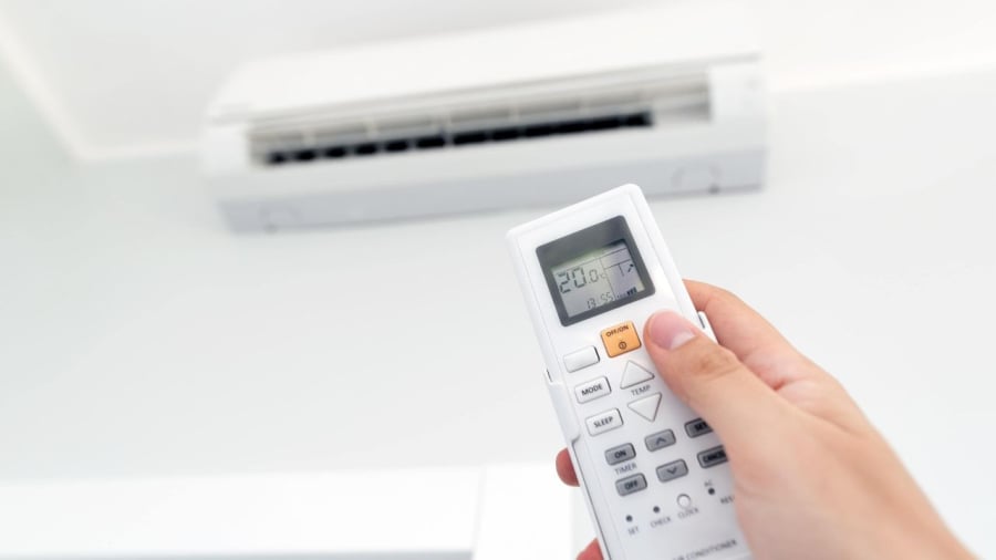 Khi bật điều hòa, bạn cần điều chỉnh nhiệt độ cho hợp lý và có thể kết hợp với việc sử dụng quạt điện.