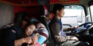 Vì sao tài xế xe tải đường dài thường thích mang theo một người phụ nữ? Họ làm gì trên xe?