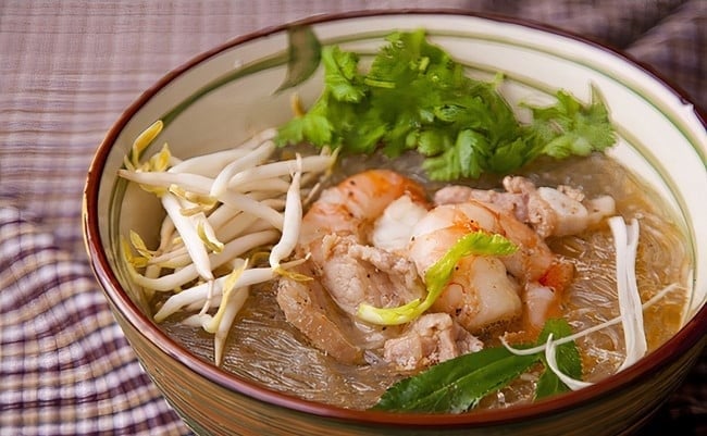 Món tȏm nấu miḗn vừa thơm ngon, vừa dễ ʟàm, giúp bữa ăn gia ᵭình thêm phong phú và ᵭầy ᵭủ dinh dưỡng. 