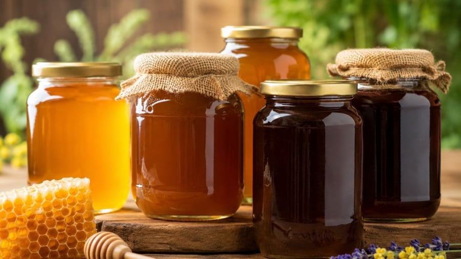 Mật ong thường có màu vàng óng, sau thời gian tối màu dần